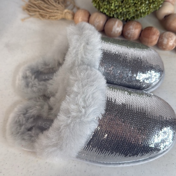 UGG
SCUFFETTE MIRROR BALL - Slippers - silver Sz 5 - Picture 1 of 9